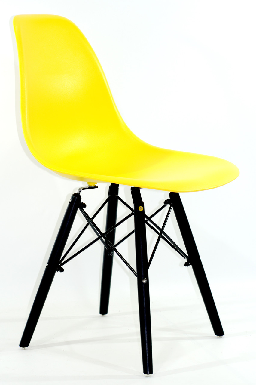 Желтый стул на черных ножках